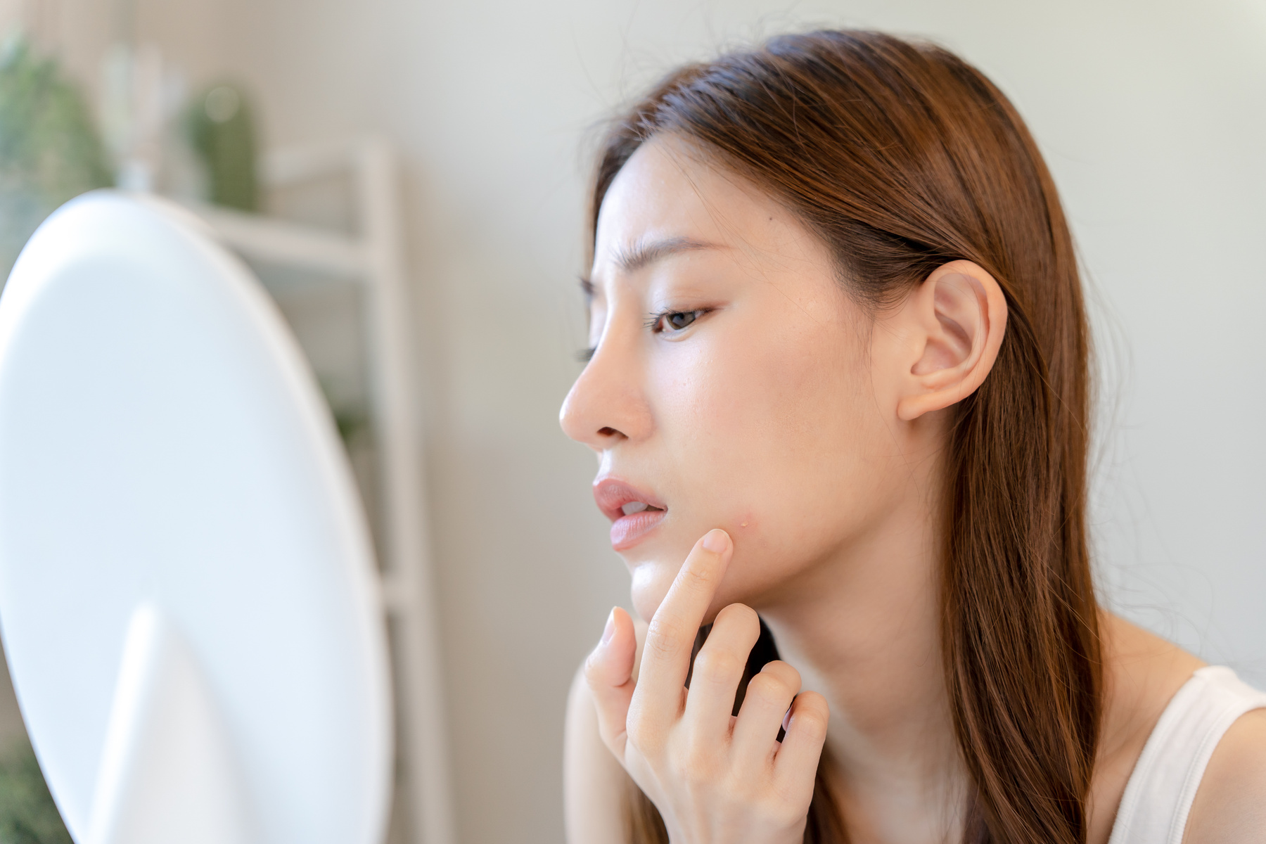 Asian teenage women are worried about acne on faces,Look in